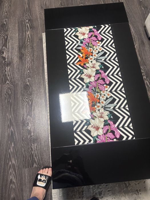 Vand masuta de cafea si o vomoda cu un pantofar