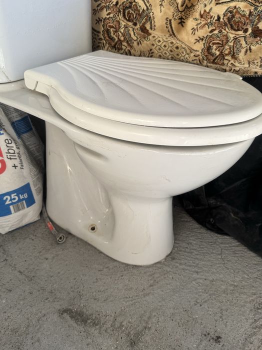 Тоалетна чиния за баня