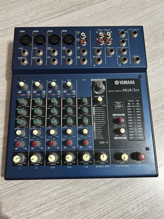 Yamaha MG8/2FX Mixing Console