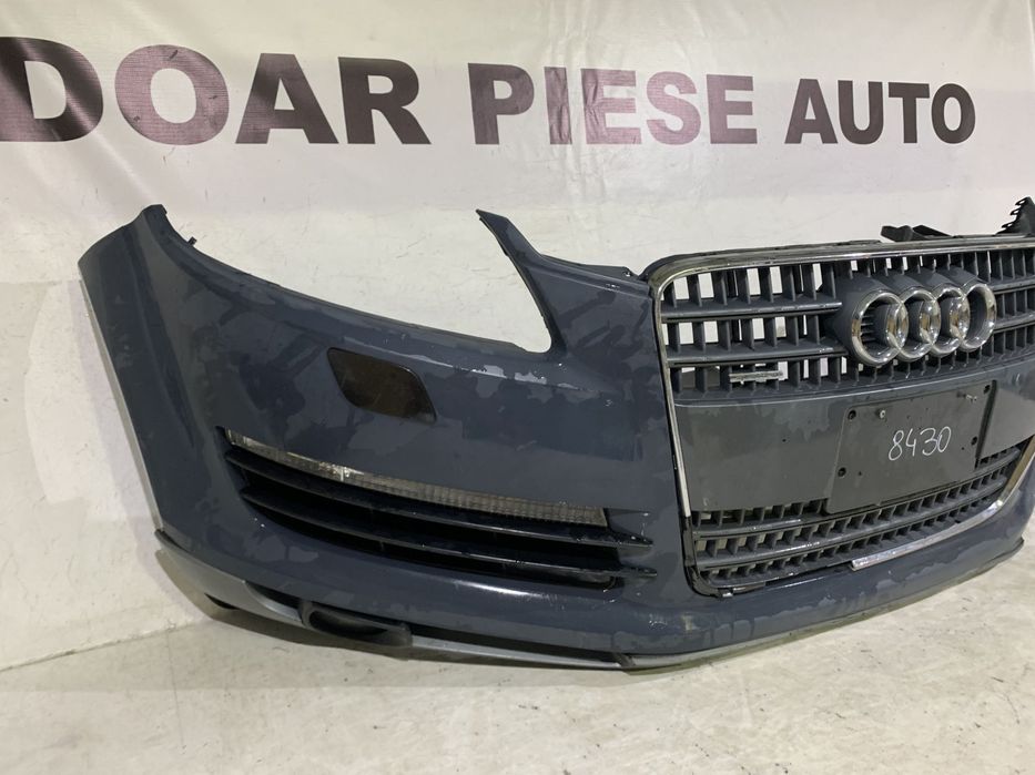 Bara fata Audi Q7, 2006, 2007, 2008, 2009, 2010, cod origine OE 4L0807437, cu gauri pentru spalatori faruri. Bara este noua, spoilerul atins si grila radiator defecta.