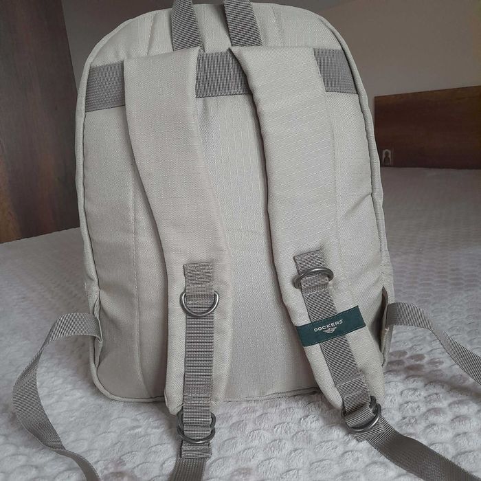 раница Dockers – бежова, здрава и практична