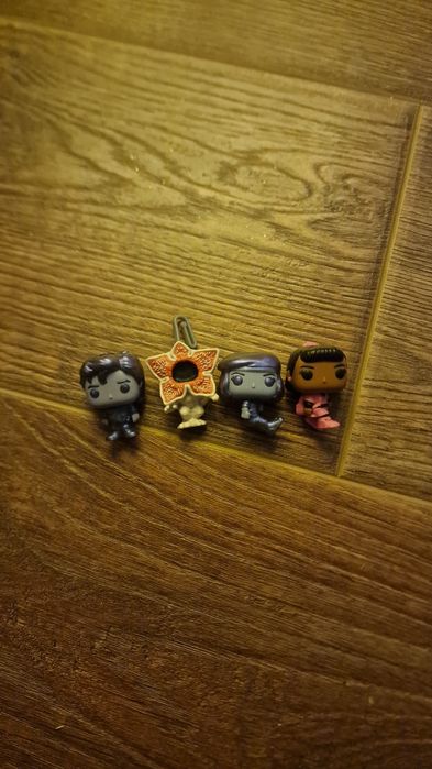 4 figurine Stranger Things