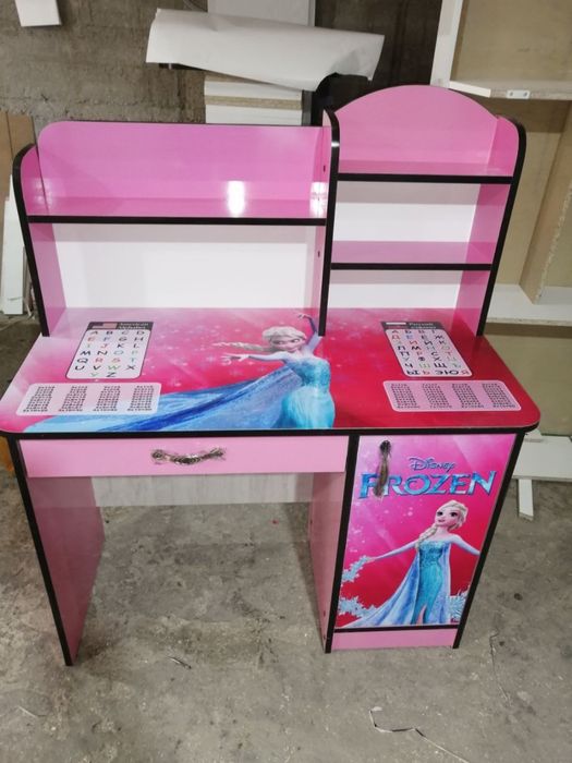 Bolalar uchun yozuv stoli sevimli qahramonlar bilan