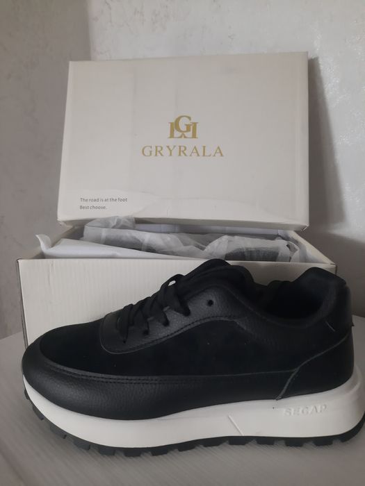 Женские кроссовки