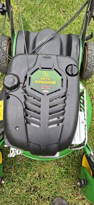 Mașină de tuns gazon John Deere model JS63 cu tractiune