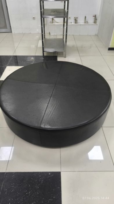 Пуфы круглые черные