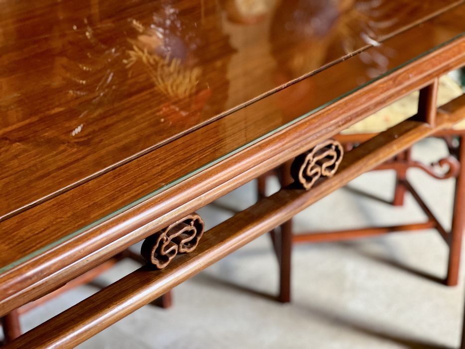 Masă din lemn masiv cu 4 scaune, stil asiatic, foarte elegantă și bine întreținută