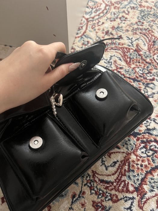 черная лакированная сумочка