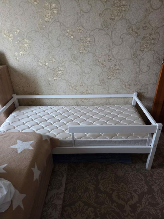 Детская кровать с ящиками.