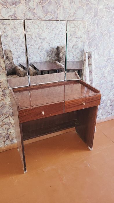 Отдам даром 2 кресла и трильяж.Самовывоз.