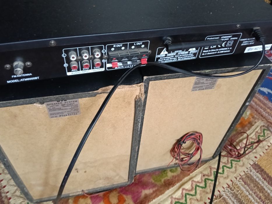 Vând stație cu boxe. Și o boxa portabila.