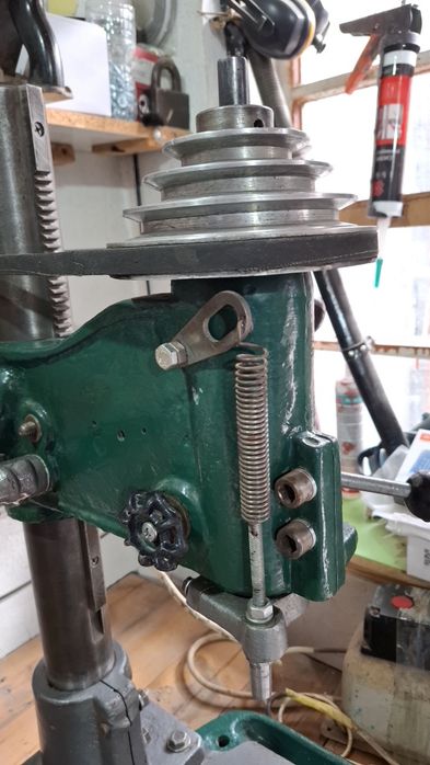 Сверлильный станок сотилади.Состояние отличное.Работает на 220вольт.