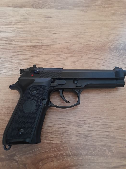 Pistol AIRSOFT REPLICA Beretta M9 greengas  !!