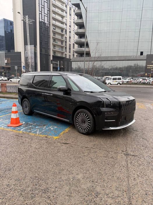 Zeekr 009. LI 9. Denza N9. Zeekr 9X. Minivenlar o'rniga varyant.