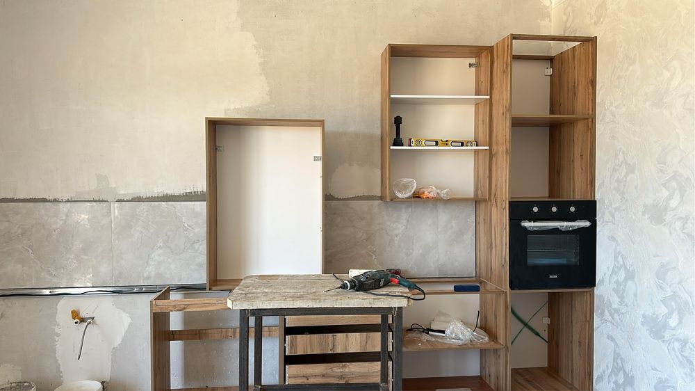 Студент мебельшик