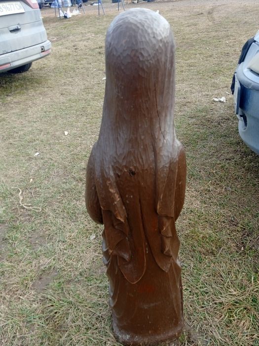 Стара дървена огромна статуетка