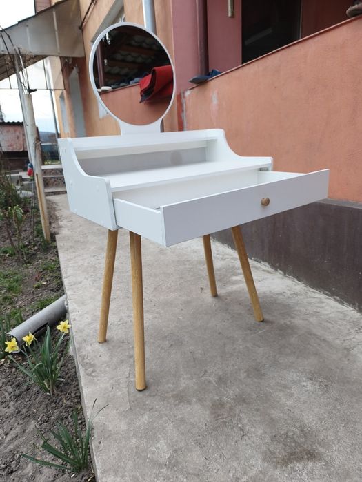 Vând Măsuță de Machiaj!
