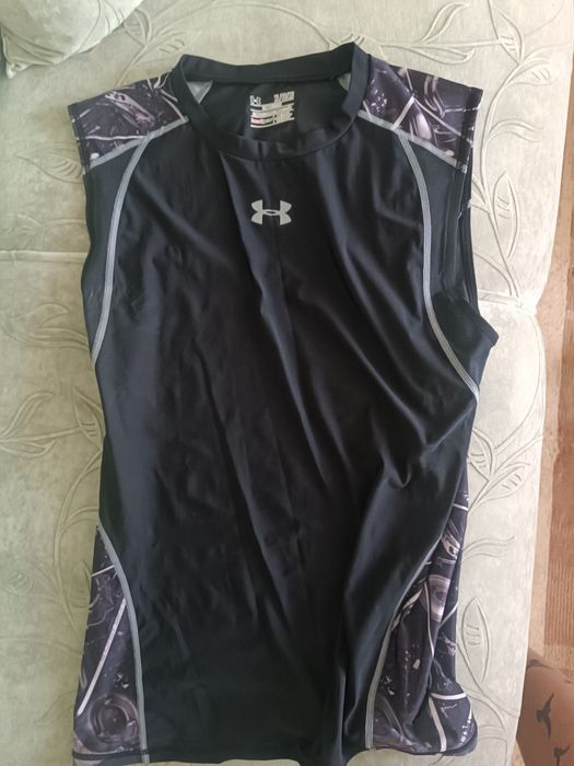 Спортен екип клин и две тениски без ръкави.