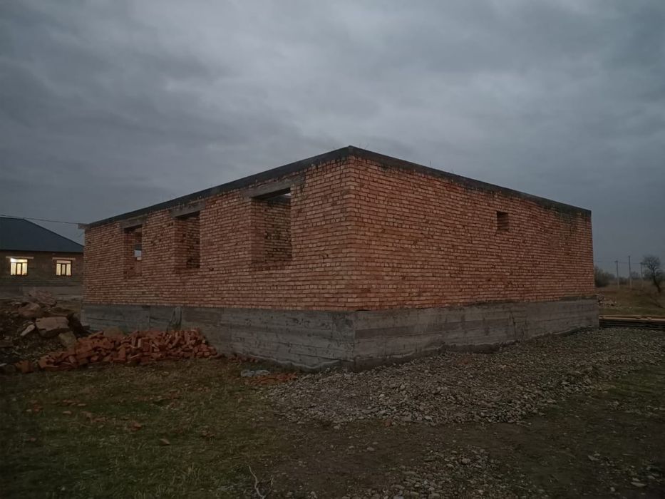 Участок 10 соток, с недостроенным домом.
