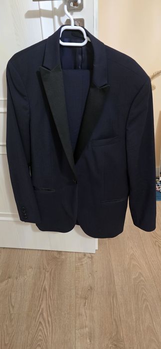 Vând costum de ceremonie in stare foarte bună. Merita văzut!