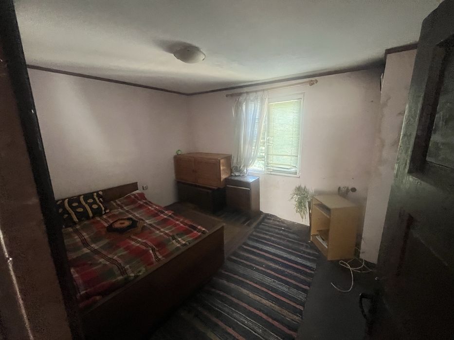 Къща с двор и втора самостоятелна жилищна сграда