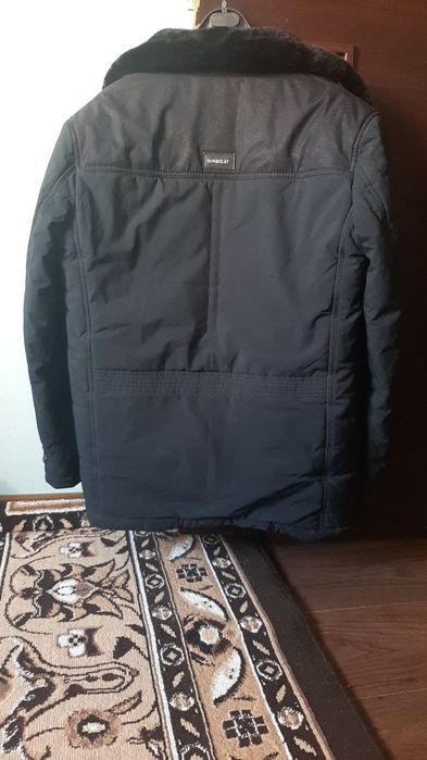 Куртка. Ийесине тар болып тур. Бир сезон кийилген.