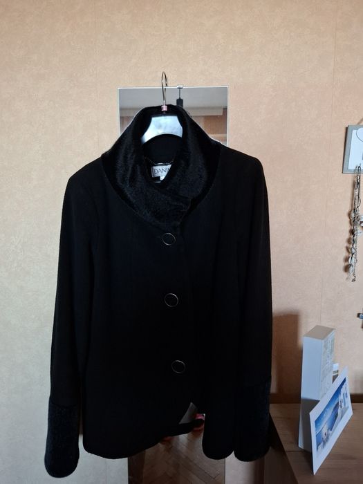 Черно елегантно палтенце на марката DANINI.