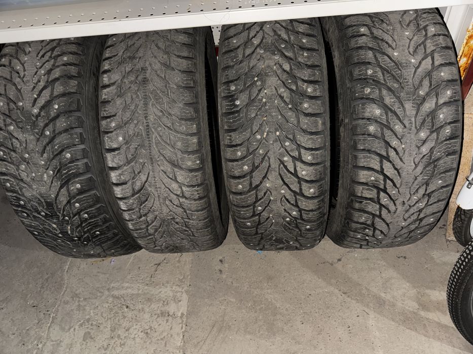 Продам б/у зимние шины 215/60R17