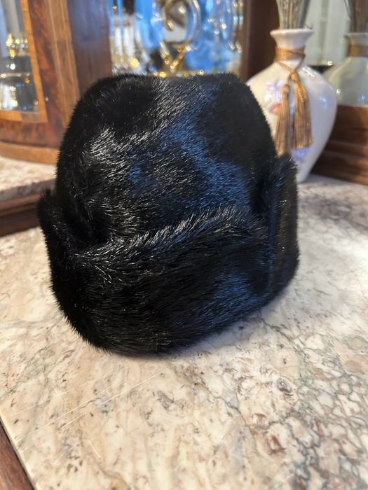 Caciula barbateasca blana foca neagra