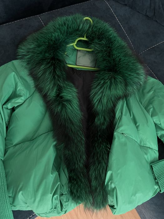Geacă damă verde smarald – mărimea M, guler din blană naturală de vulpe