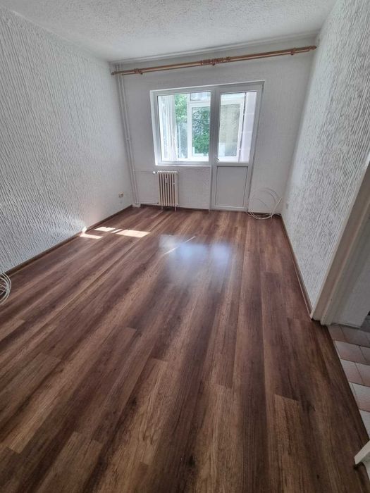 Apartament 2 camere nemobilat- de închiriat zona Malu Rosu