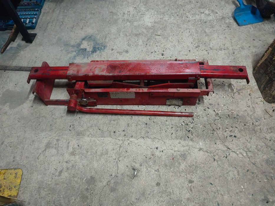 Elevator de canal tip foarfeca