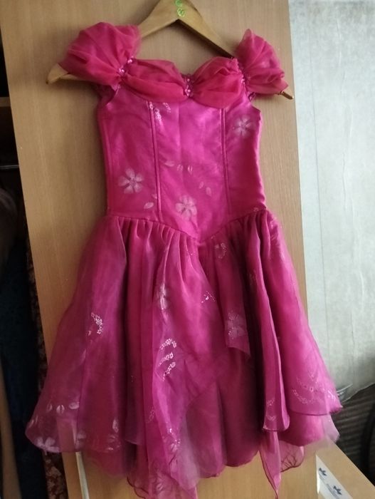 Продам нарядные платья для девочек