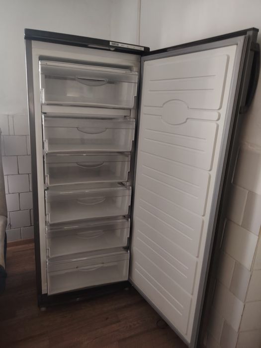 Морозильник почти новая