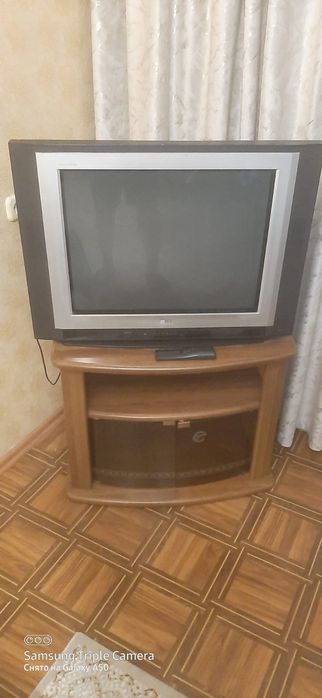 Продаю телевизор и тумбу за 20 тыс