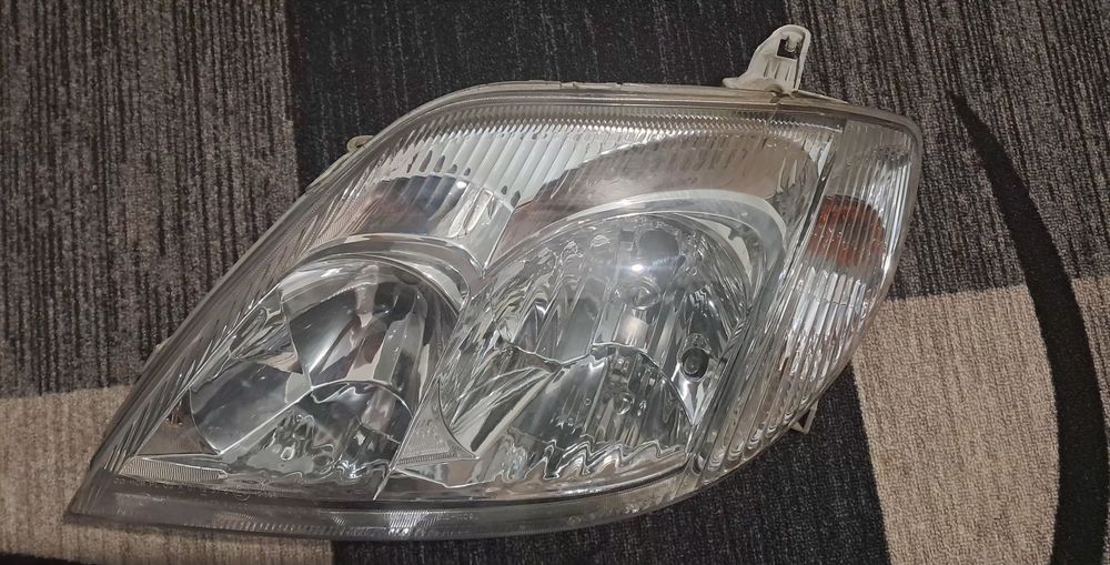 Ляв фар за Toyota Corolla IX  E120, E130