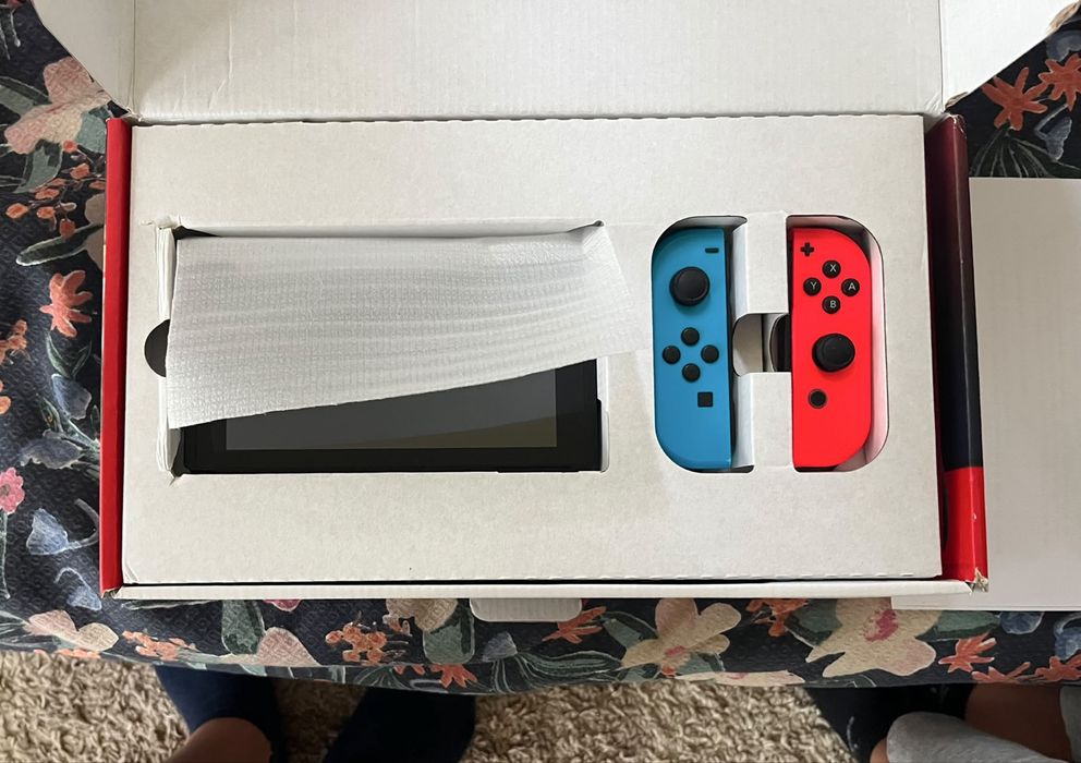 Nintendo switch + 13 jocuri + volan si accesorii