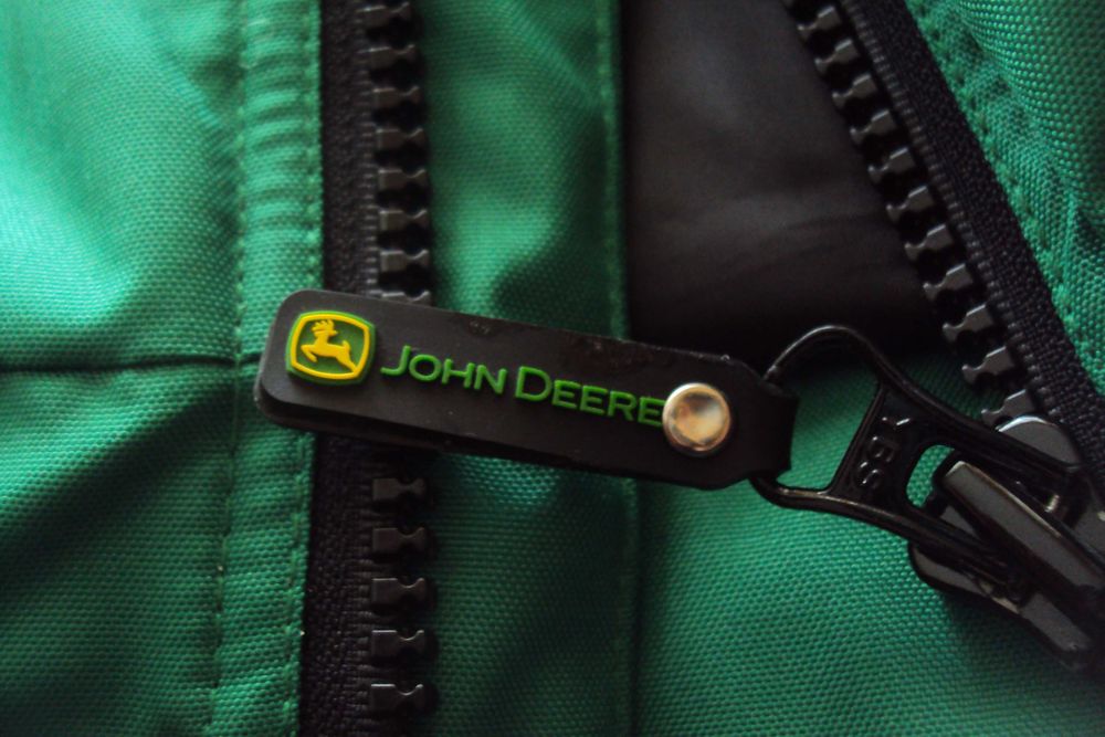 Яке "John Deere"