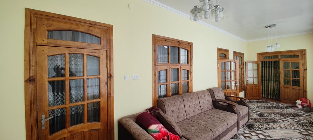 Hovli 6sotix sotiladi kitop sentridan charmgar maxala arqa tomonidan.