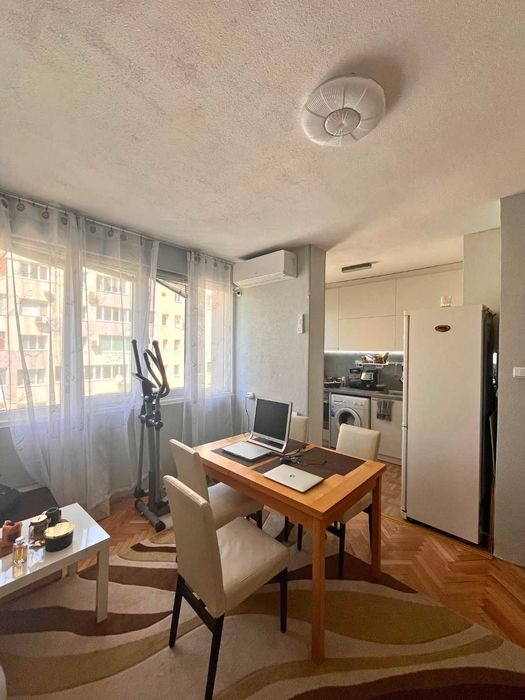 Тристаен апартамент в близост до АУБГ