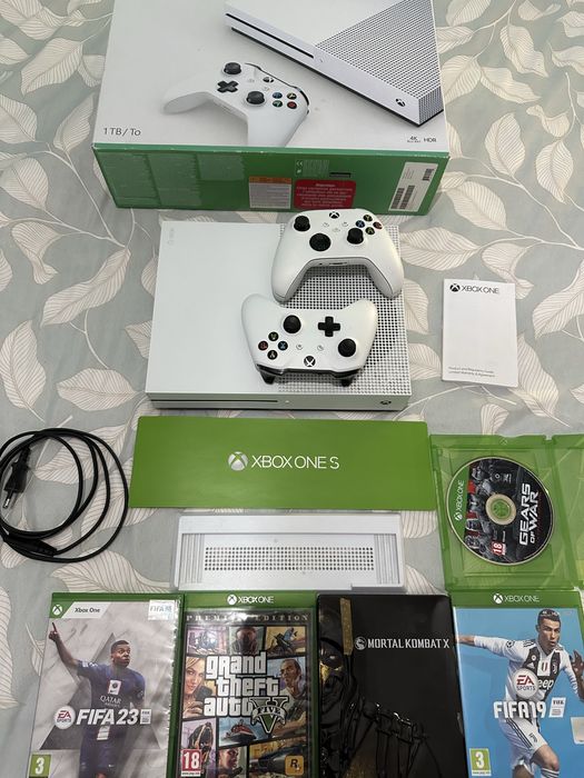 Xbox one s 1T full box