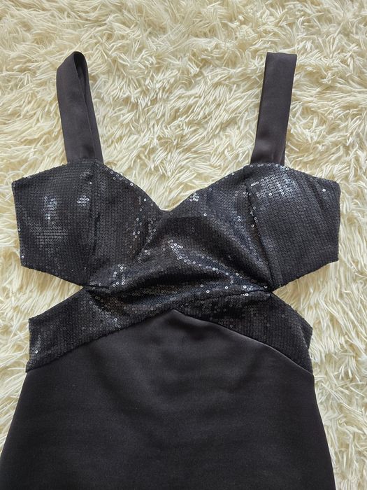 Къса черна рокля