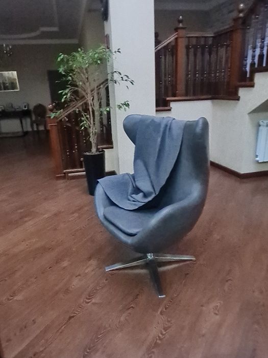 Продаётся комплект мягкой мебели из 6 предметов.