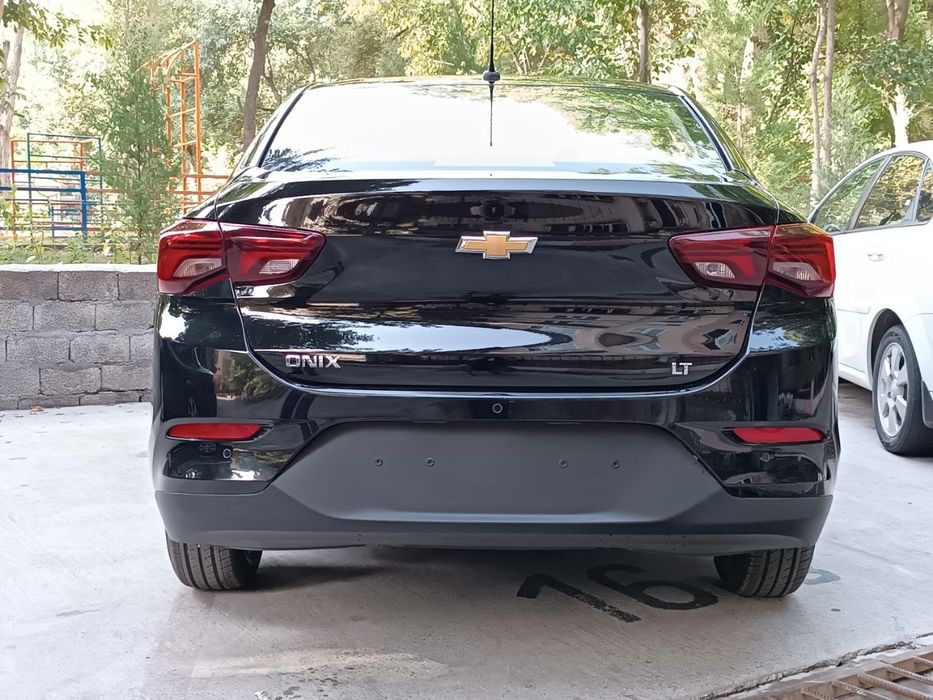 Оних Автомобили сотилади