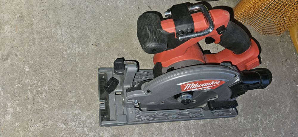 Milwaukee fuel m18   circular si fierestrāu sabie