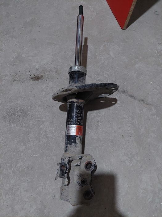 Амортизатор передний правый на Рав4 2007.