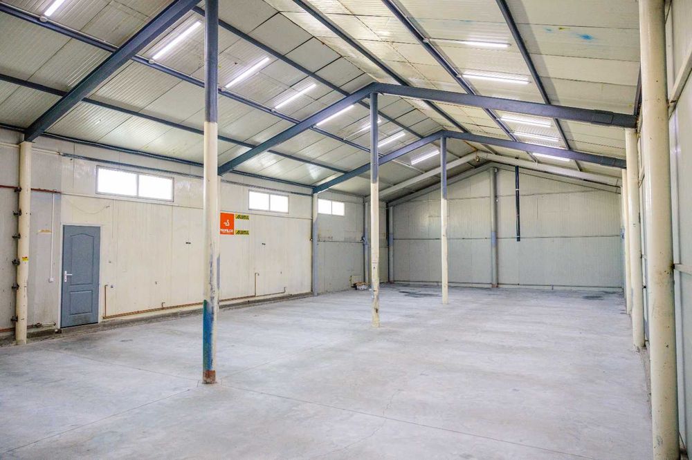 Ofer spre închiriere sau vanzare 2 hale(160 m², 310m², curte de 800m²)
