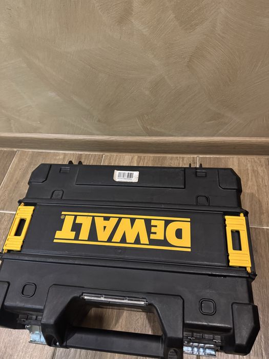 Акумулаторен винтоверт импакт DeWALT DCF887P2T с  батерa в куфар