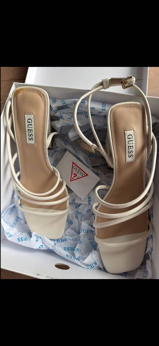 Нови сандали GUESS