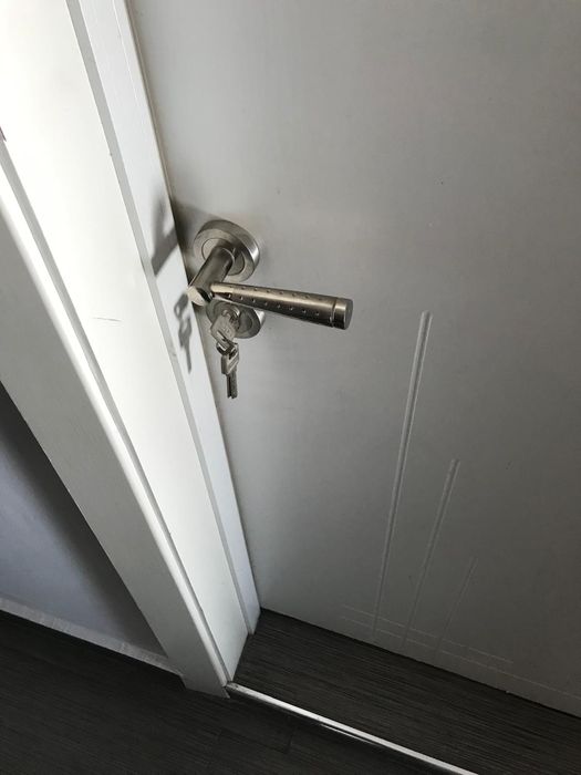 Продавам три броя врати с каси